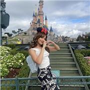 Soy francesa, nací en Paris y y’a trabajé como auxiliar de enseñanza en francés en un instituto de Totana.